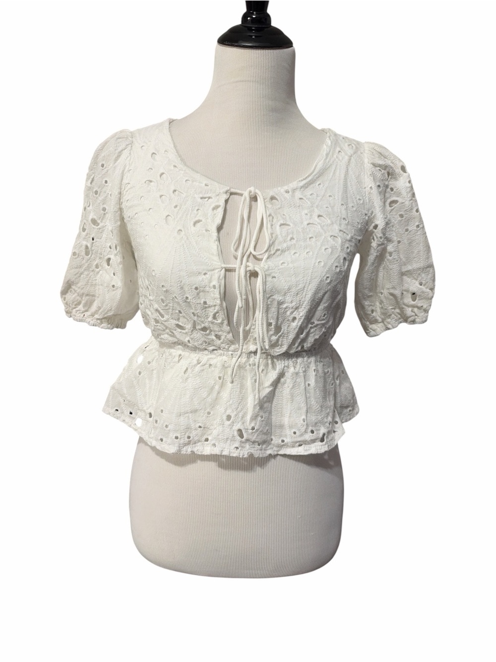 Petal & Pup White Eyelet Tie-Front cropped Peplum Blouse